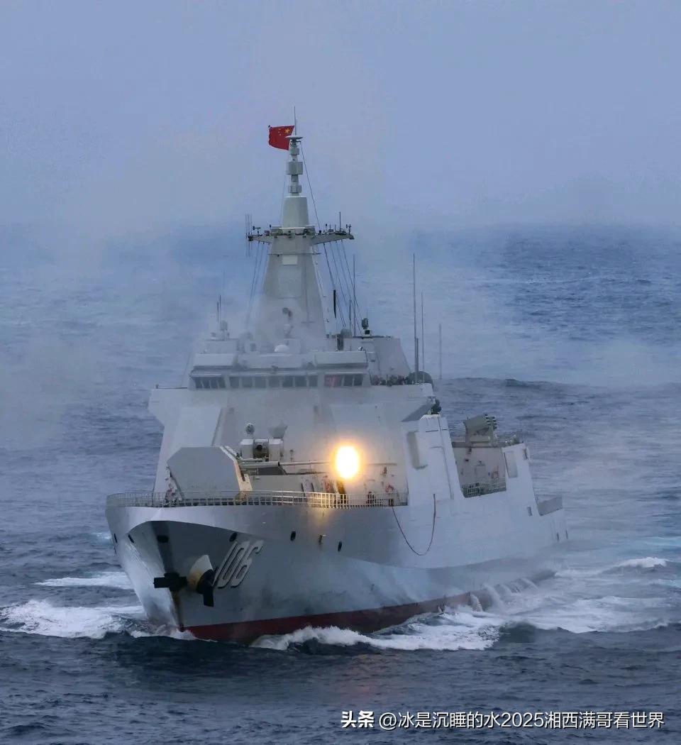 人民海军055级万吨大驱106“延安”舰劈波斩浪、一往无前，舰首130毫米口径自