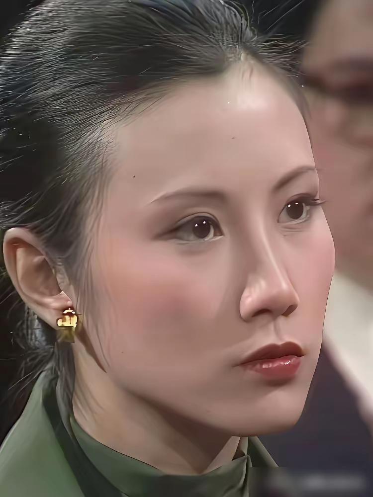刷到汪明荃年轻时候的照片，哇塞，真的是很惊艳呀。清丽、清冷，眼睛像会说话一样。怪