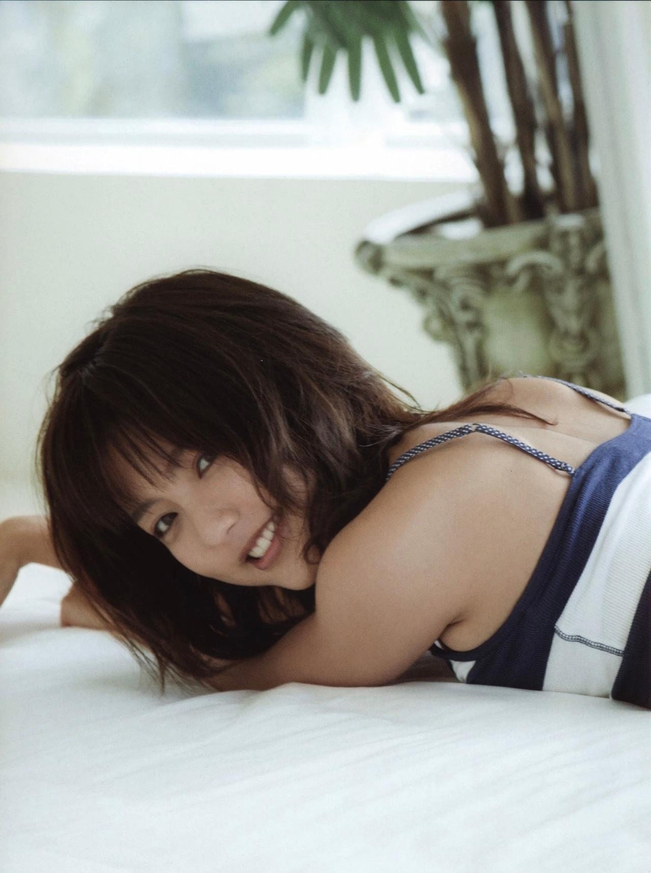 日系软妹子趴在沙发上，对着镜头微笑。青春美少女清纯可爱甜美沙发写真 软萌系美女 