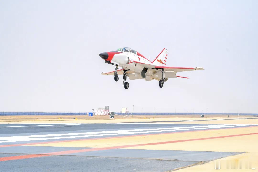 海航大某团多名飞行员圆满完成某型高教机改装任务： 均为装了新款平显的新机。 