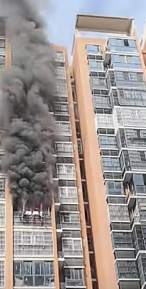 揪心！火太大了，单元房内被烈火烧的通红，事发原因和人员伤亡情况不明。今天（10月