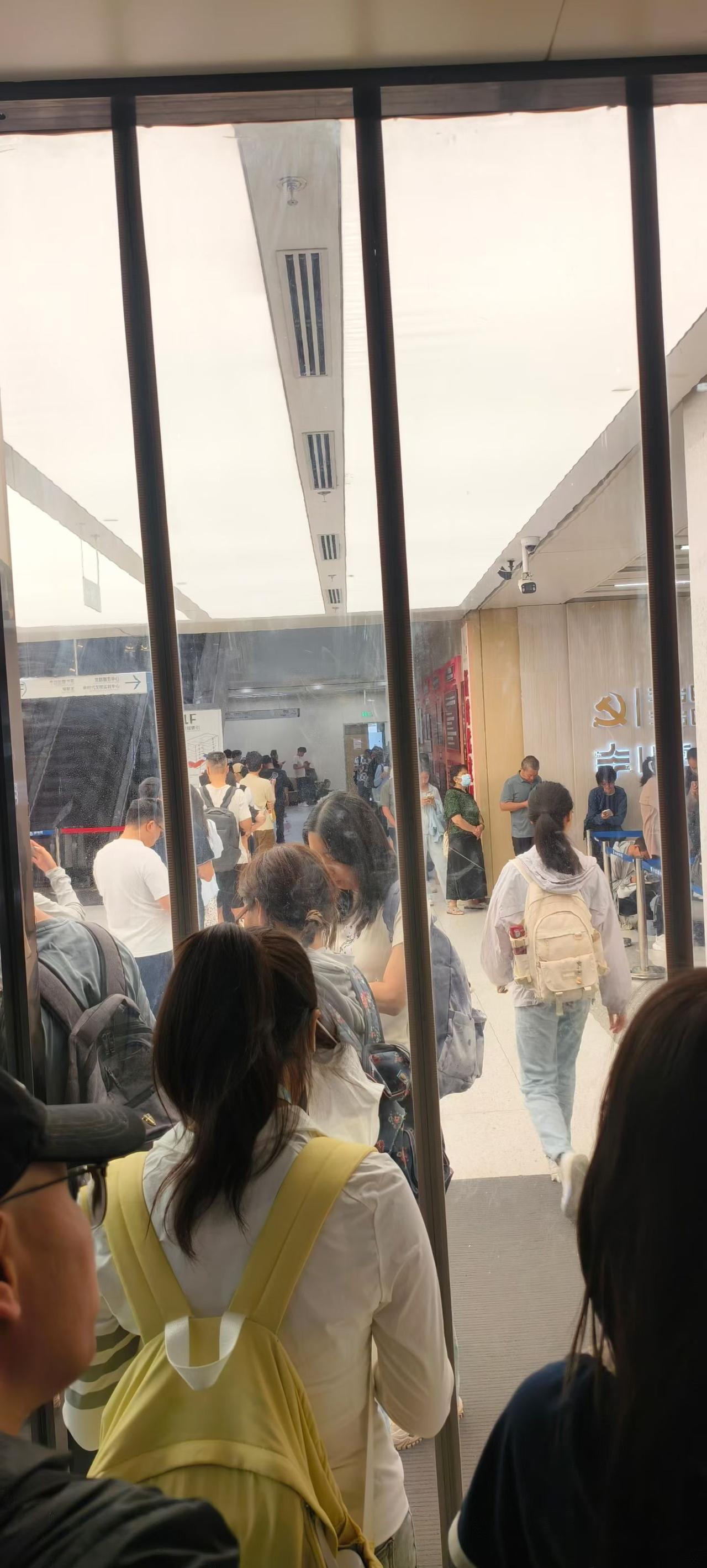 刚才看到儿子朋友圈发的一条消息是孙女准备去图书馆学习的照片。我在思考一个问题，现