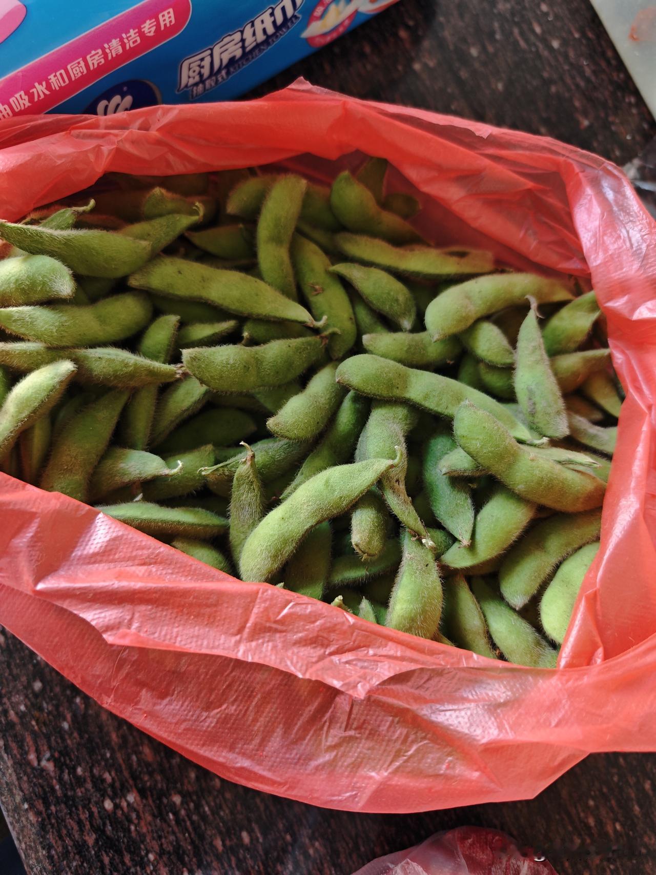 早上早点去买菜，马路边的老菜农的菜特新鲜，老人家说这些毛豆前一天晚上摘回家，再一