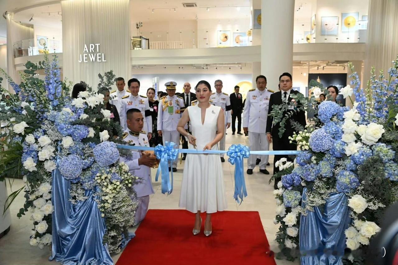 神兽公主思蕊梵出席海洋主题展览的开幕式，身穿白色无袖连衣裙，剪裁时尚简约，和主题