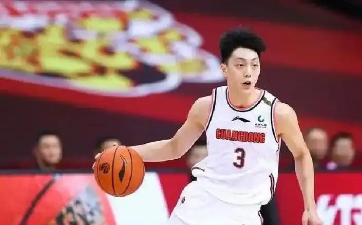 胡明轩这次回归，真让人刮目相看！受伤病困扰那么久，一上来就能无缝连接杨瀚森。出球
