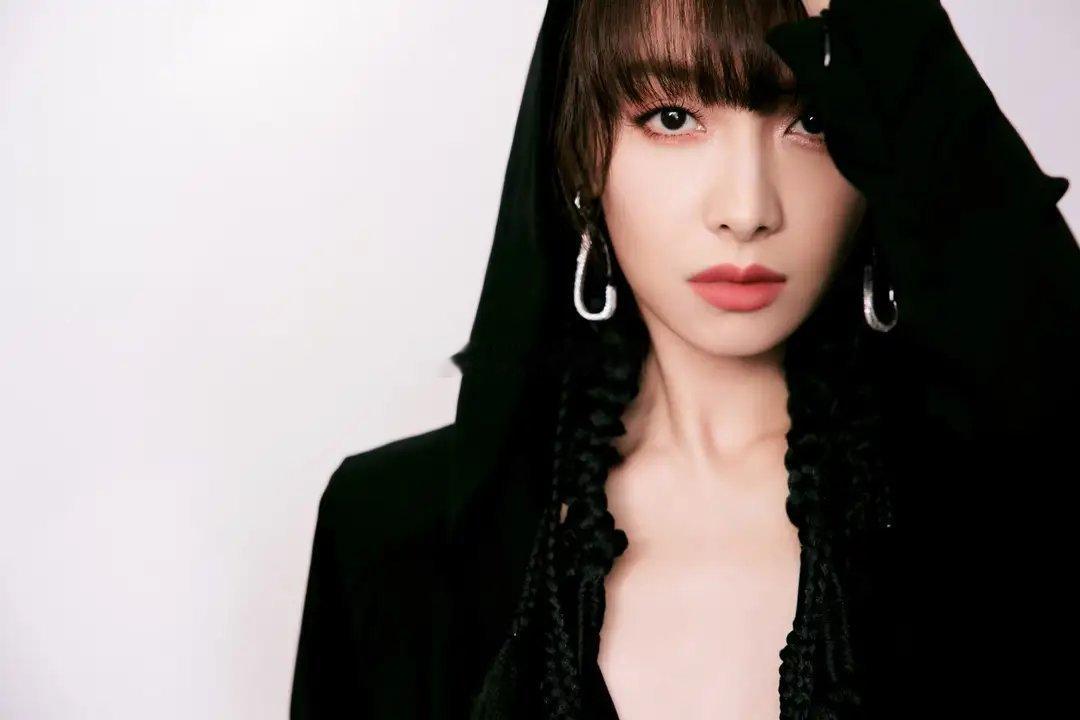 宋茜一身黑色露腰开叉裙搭配皮靴，露腰设计秀出蛮腰，开叉裙摆添性感，又飒又美，气场