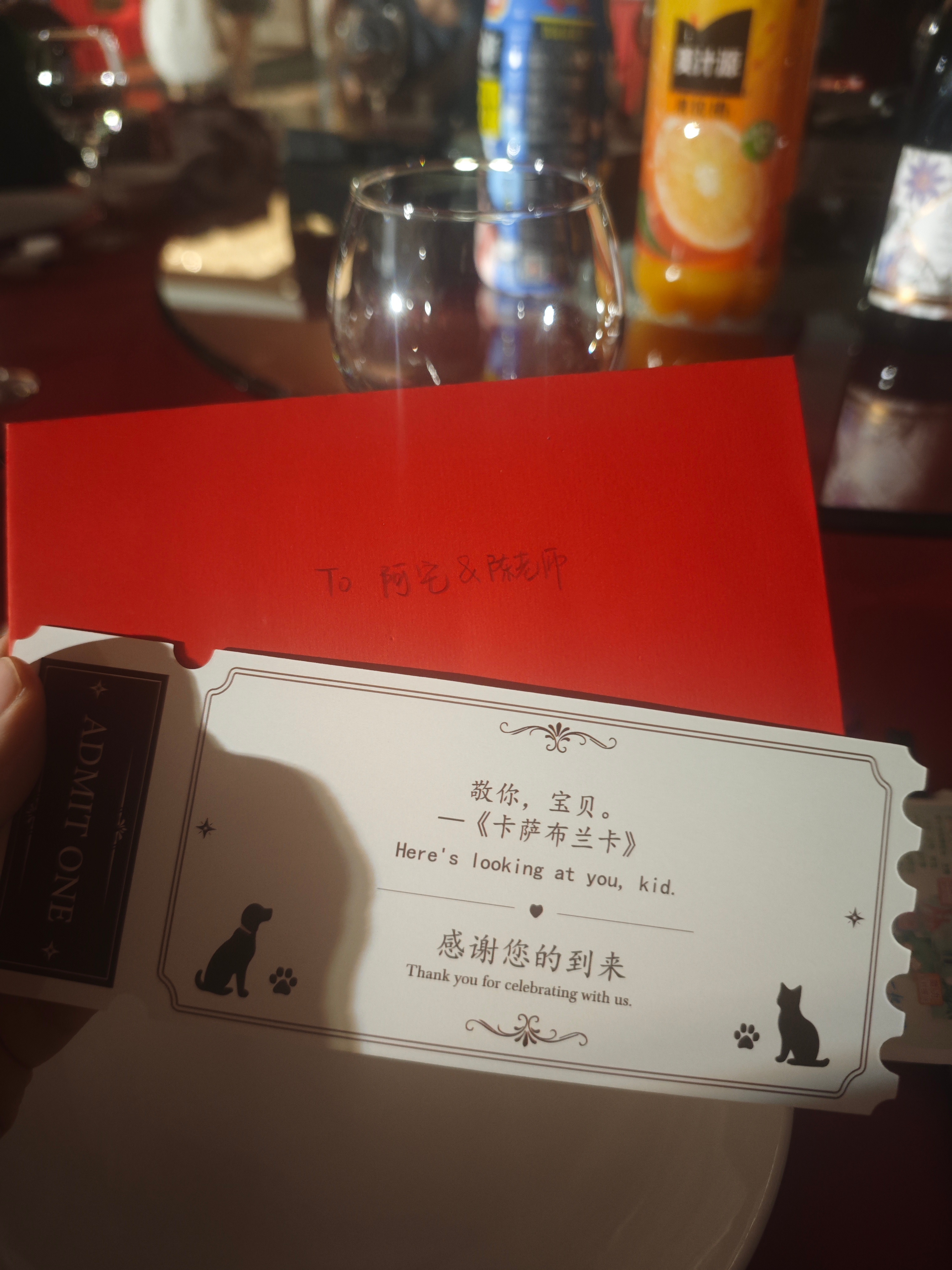 来参加婚礼了，好有趣 是一个电影主题的婚礼进门先领电影票根，是根据之前调查问券做
