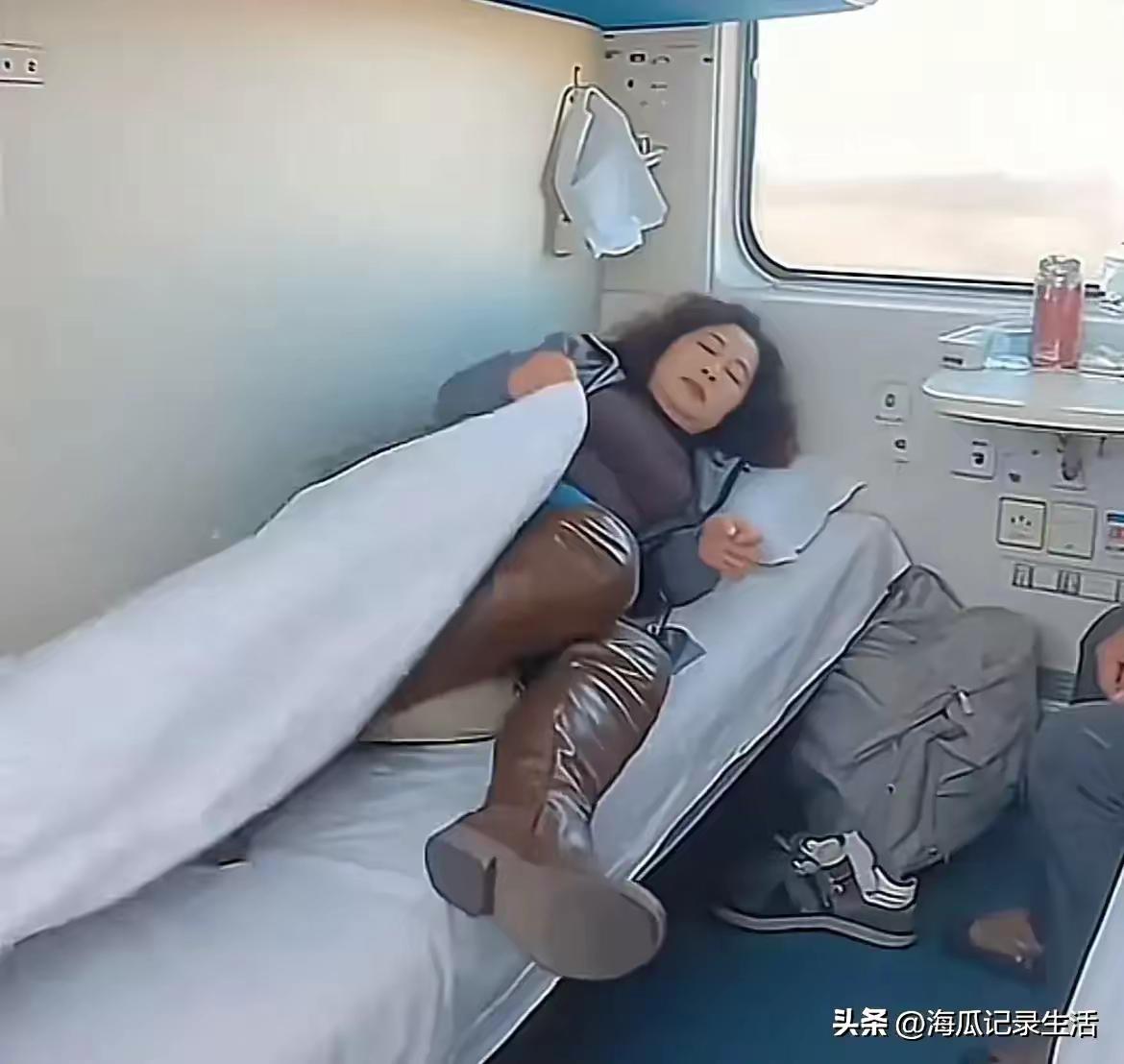 唉，实在是无语！一大把年纪真是白活了！
上周去西安的火车上，亲眼撞见这一幕，这位