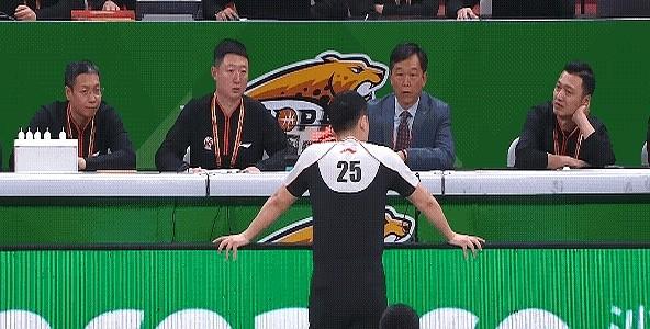 CBA这裁判，真跟闹着玩似的！

辽宁打南京同曦，末节关键时刻，同曦犯规，裁判吹