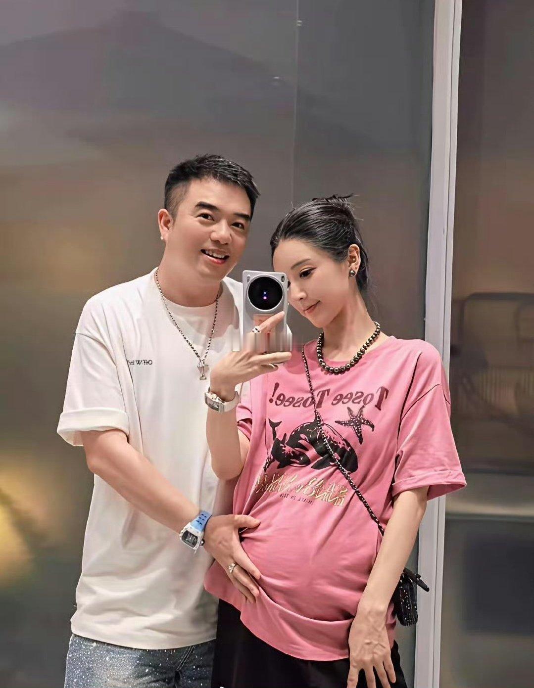 居然都怀二胎了，经历过巨富的原配夫妻还能这么恩爱的，少见啊 