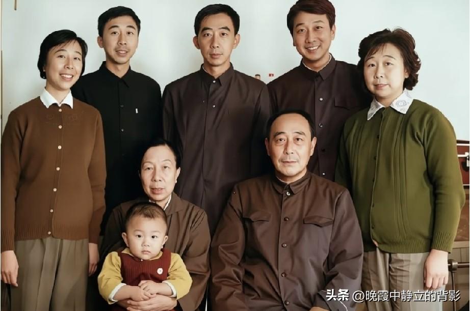  冯巩全家合影曝光，一家人长相高度相似，基因到底有多强大？