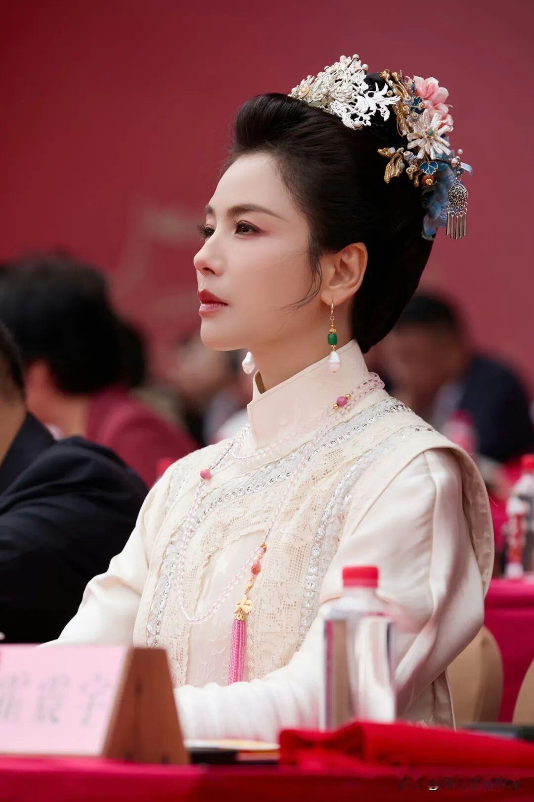 刘涛是满族的代言人，满族的女神，这么明显的特征大家看不出来吗？刘涛身穿新宾满服参