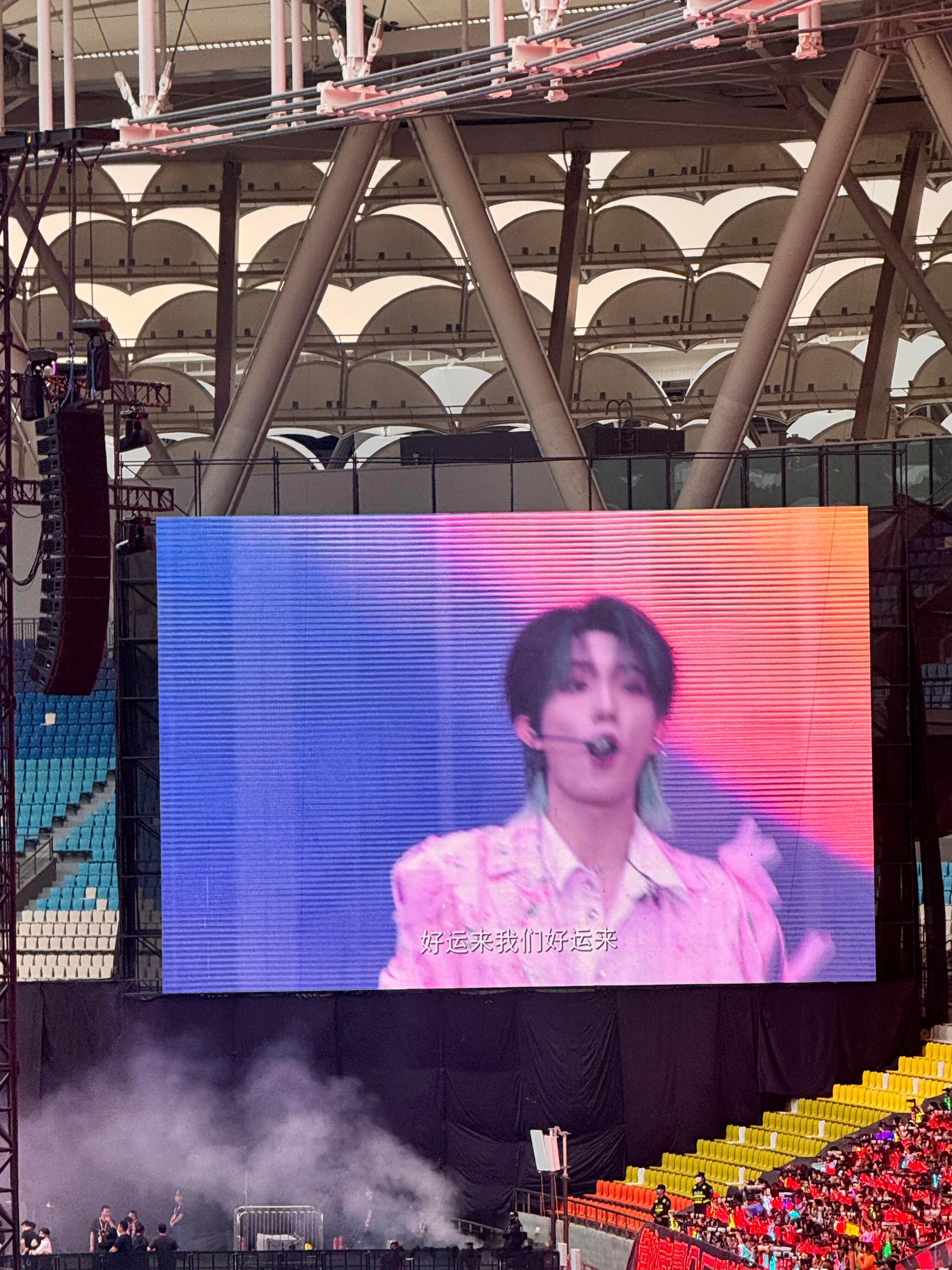 苏新皓一脸冷萌唱跳好运来 狼尾挑染自带高级感，冷萌神态藏不住少年气！2026好运