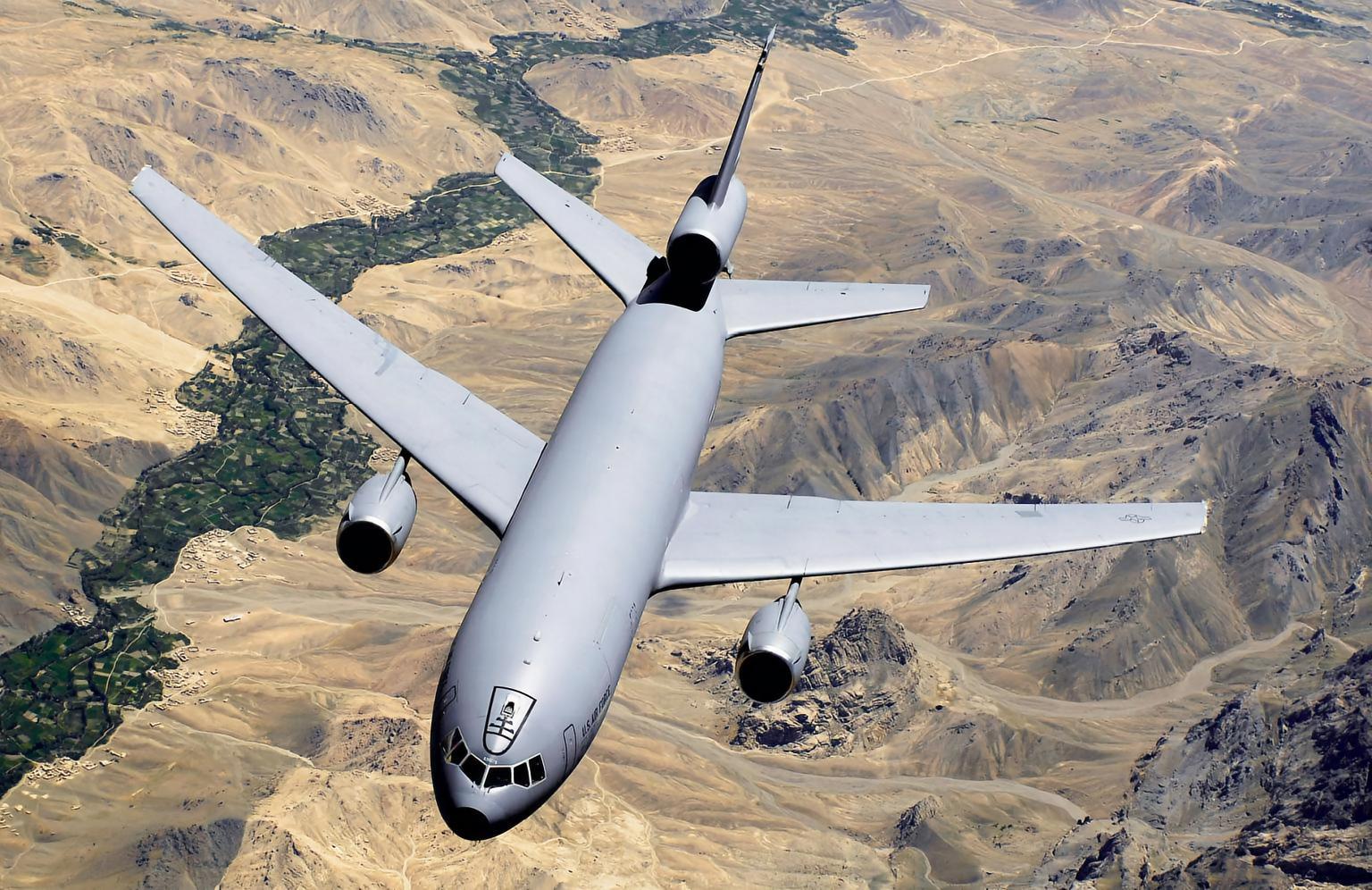 美国KC-10“延伸者”空中加油机KC-10是麦道公司研制的三发空中加油机，绰号