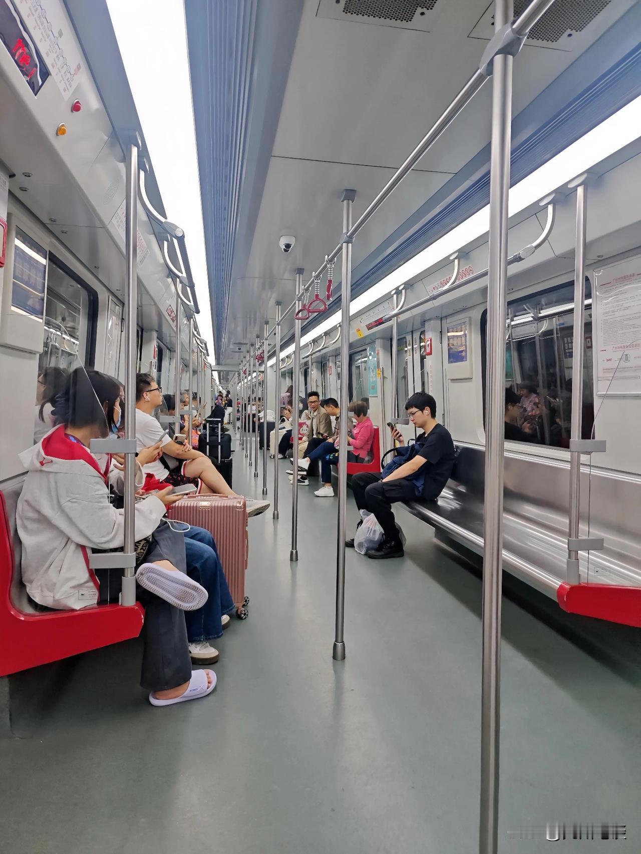 这个冬天不太冷，立冬之后还可以穿短袖😎。