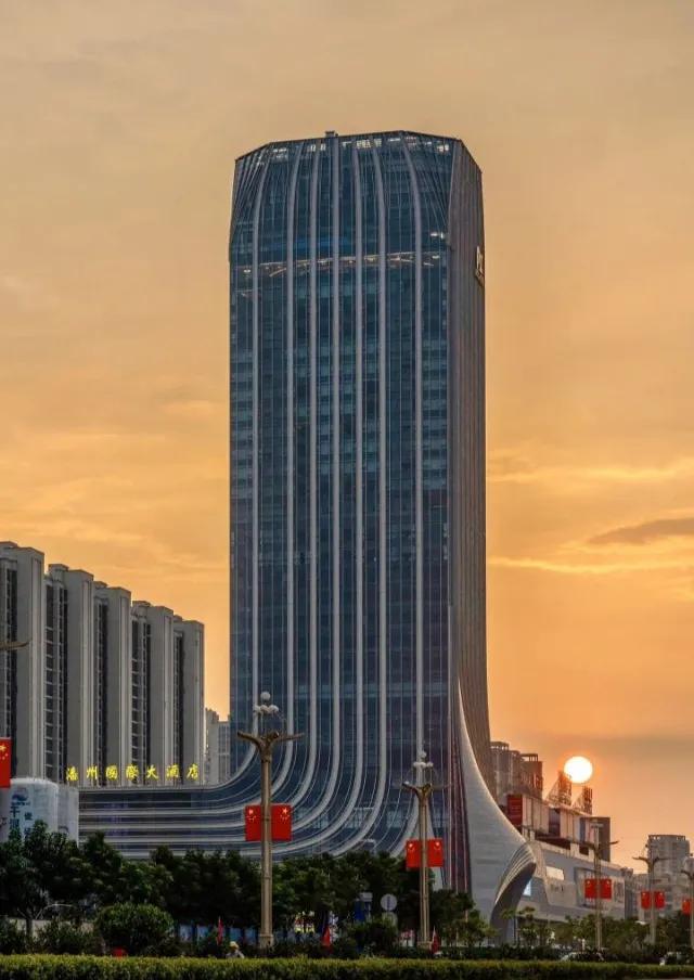 果然经济越发达的地方建设就越好。走高速来到广东县级GDP前三的高州市，下高速没有