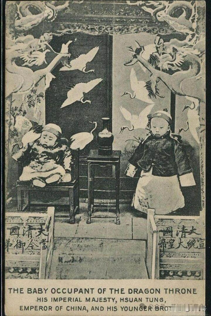 溥仪和弟弟溥杰合影，罕见清代皇室明信片

文字信息： 图片下方的英文标注为“龙椅