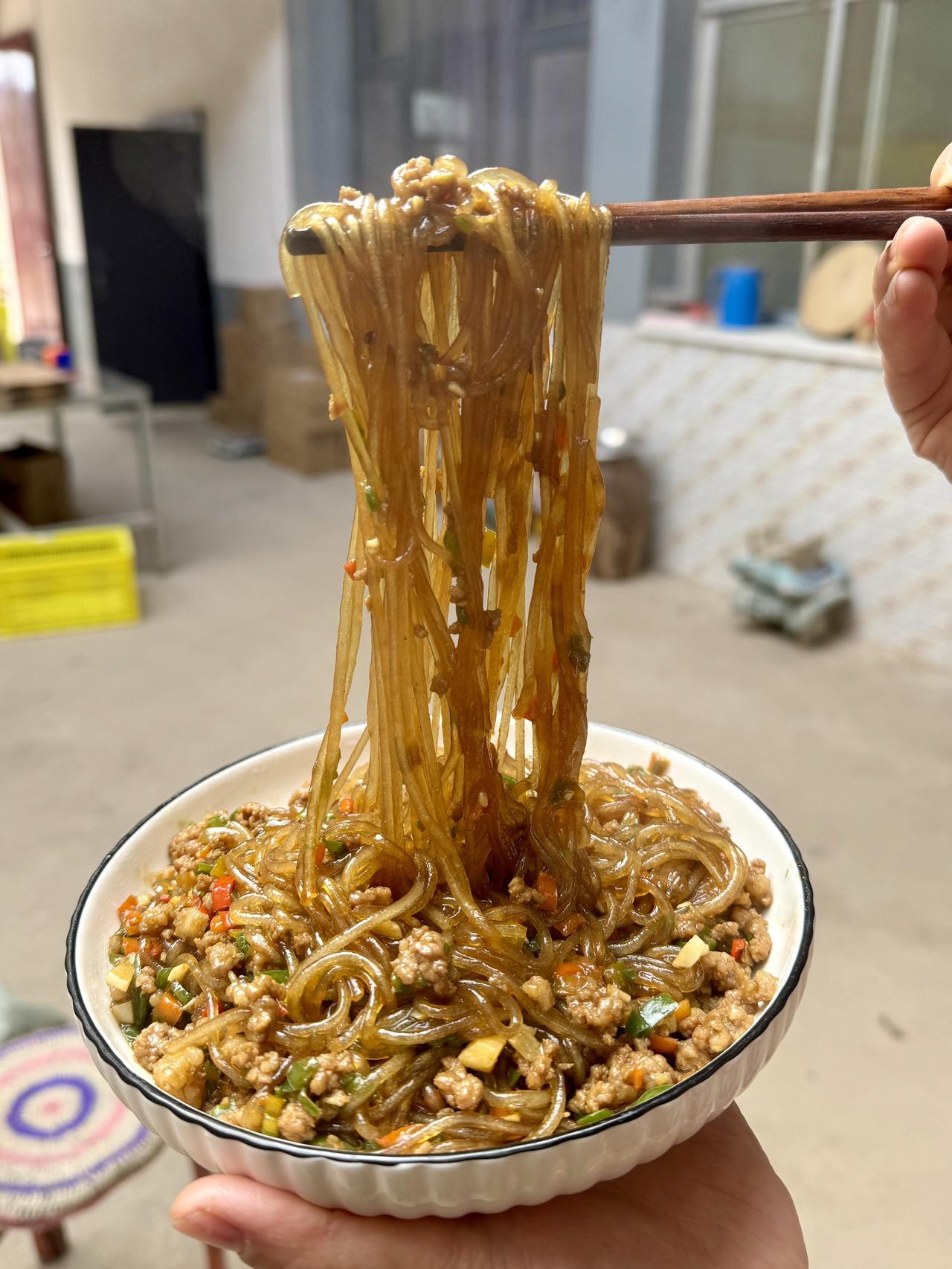 无论是炒着吃的肉沫粉条
还是煮着吃的酸辣粉
用这个纯红薯粉条做出来的口感就是好