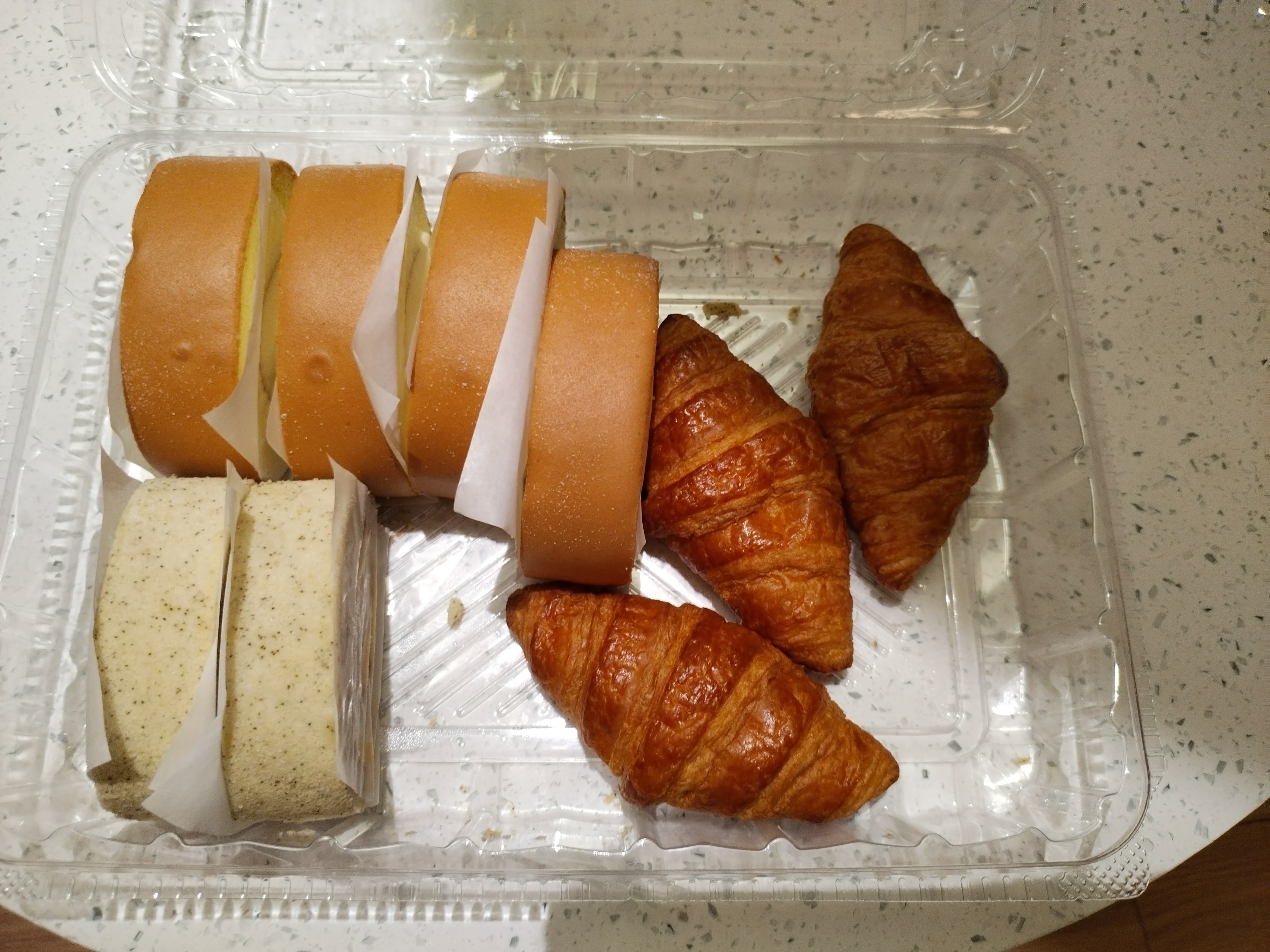 这个是肖战爱吃的酥酥脆脆羊角包🥐吗，感觉有点像（宝妈买给我们吃的） 