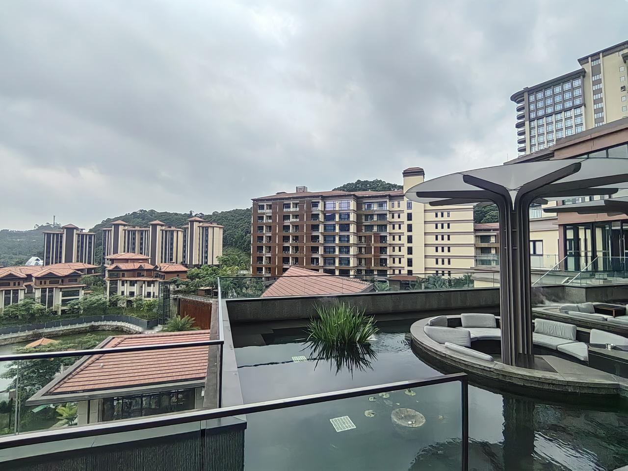现代都市中的宁静绿洲，俯瞰繁华与自然交融的和谐美景。