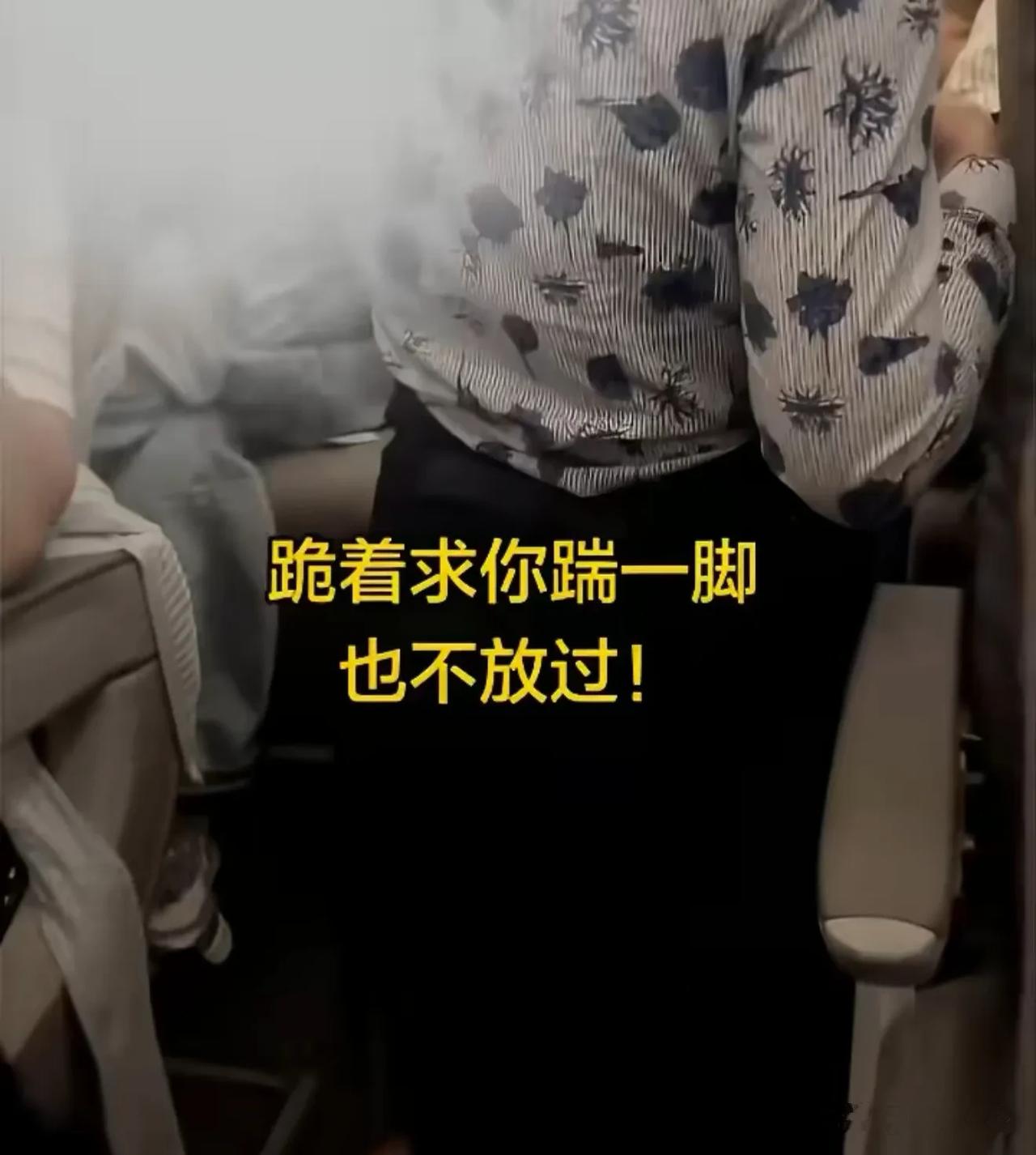 餐车碰到乘客手肘，为什么最后需要空姐跪下来？9月28日晚，合肥飞往大连的航班上，