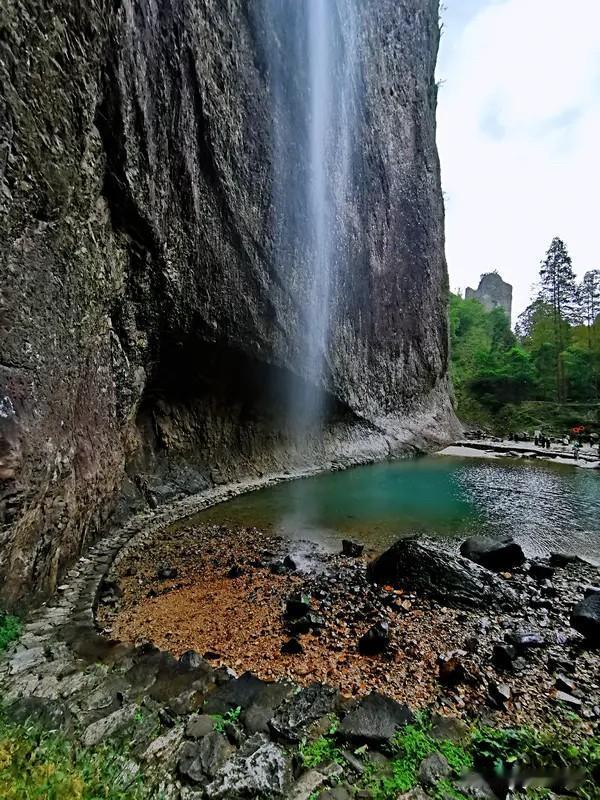 海到尽头天作伴、
雁荡远水蔓无边、
晨雾遥映绕天山、
远近风沙无休止、
风烽烟雨