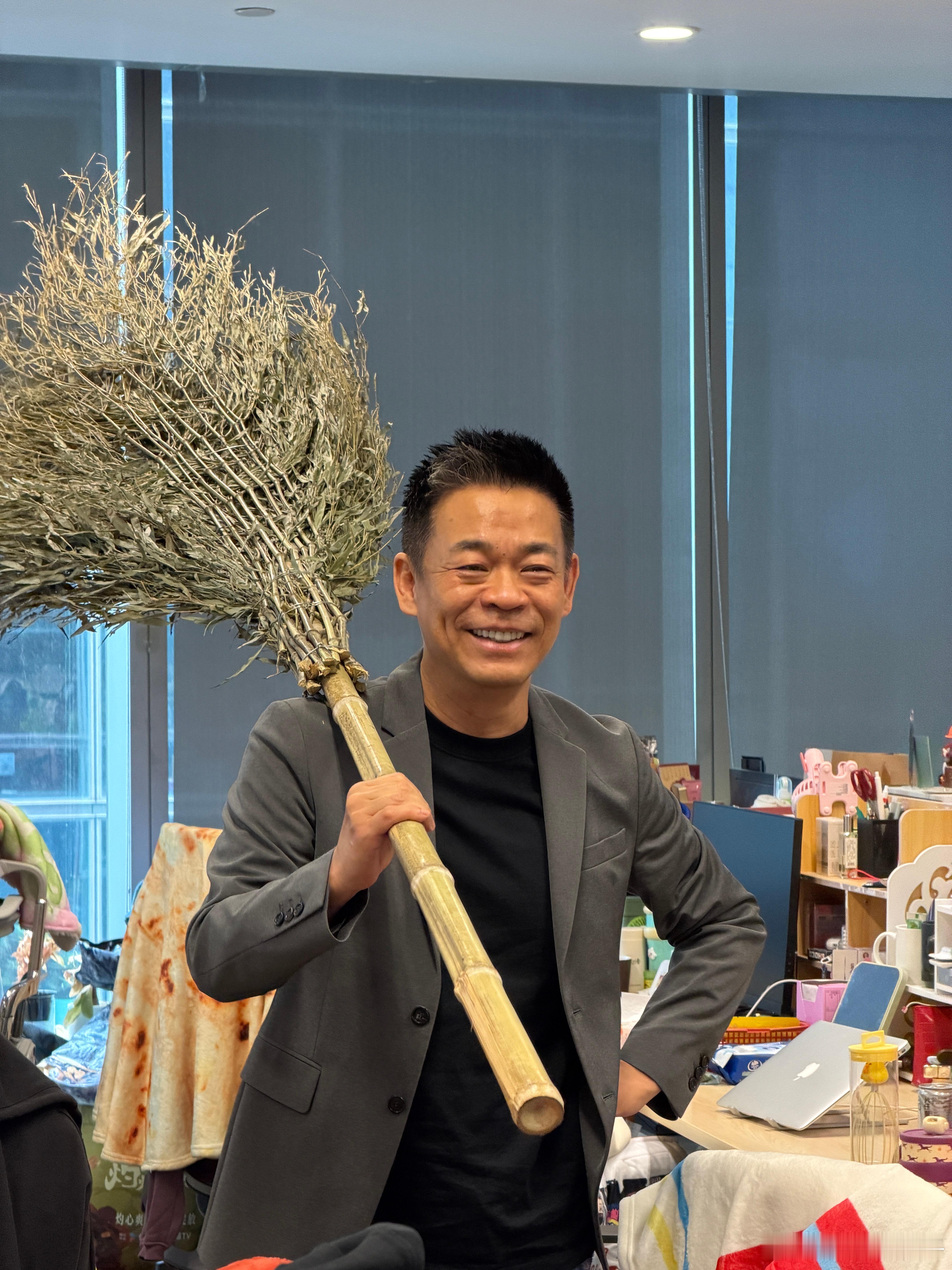 孙浩扫地僧真拿扫帚来扫楼了早就熟知他剧中的扫地僧身份，没想到线下活动还专门带上扫