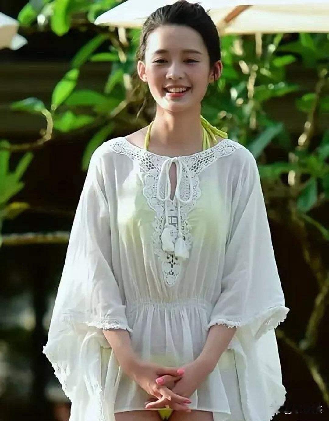 李沁也太调皮可爱了吧，灵动又俏皮，让人越看越喜欢～ 