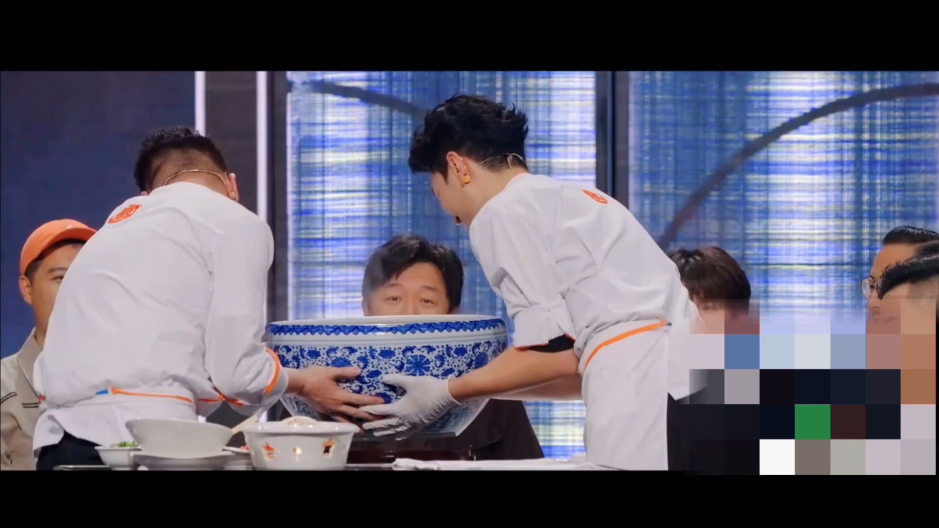 马頔祖上富过天才厨人很多人看到陶瓷大缸都只关注盛放美食的作用，马頔却联想到自己的