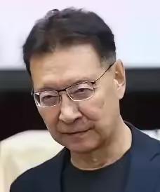 赵少康数台湾最火的人物了，因为飘到不知自己几斤几两了！
这个人在台湾社会也是个搅