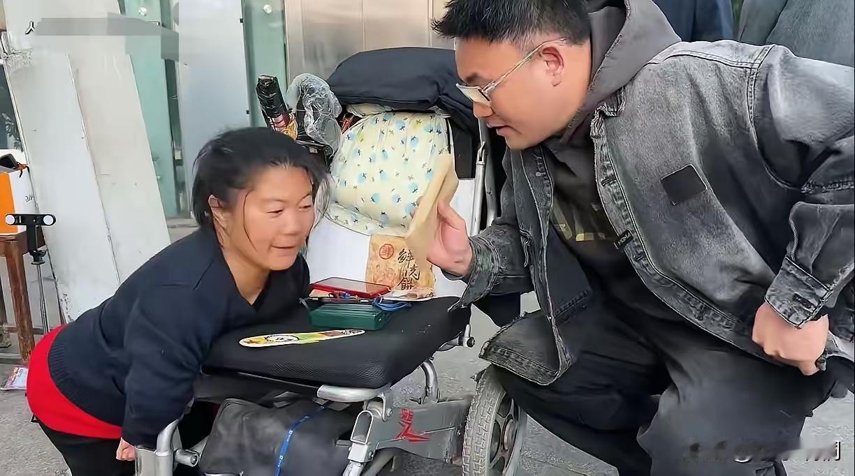 这个故事展现了二妹坚强勇敢、乐观面对生活的感人场景，也展现了善良的人性光辉。男子