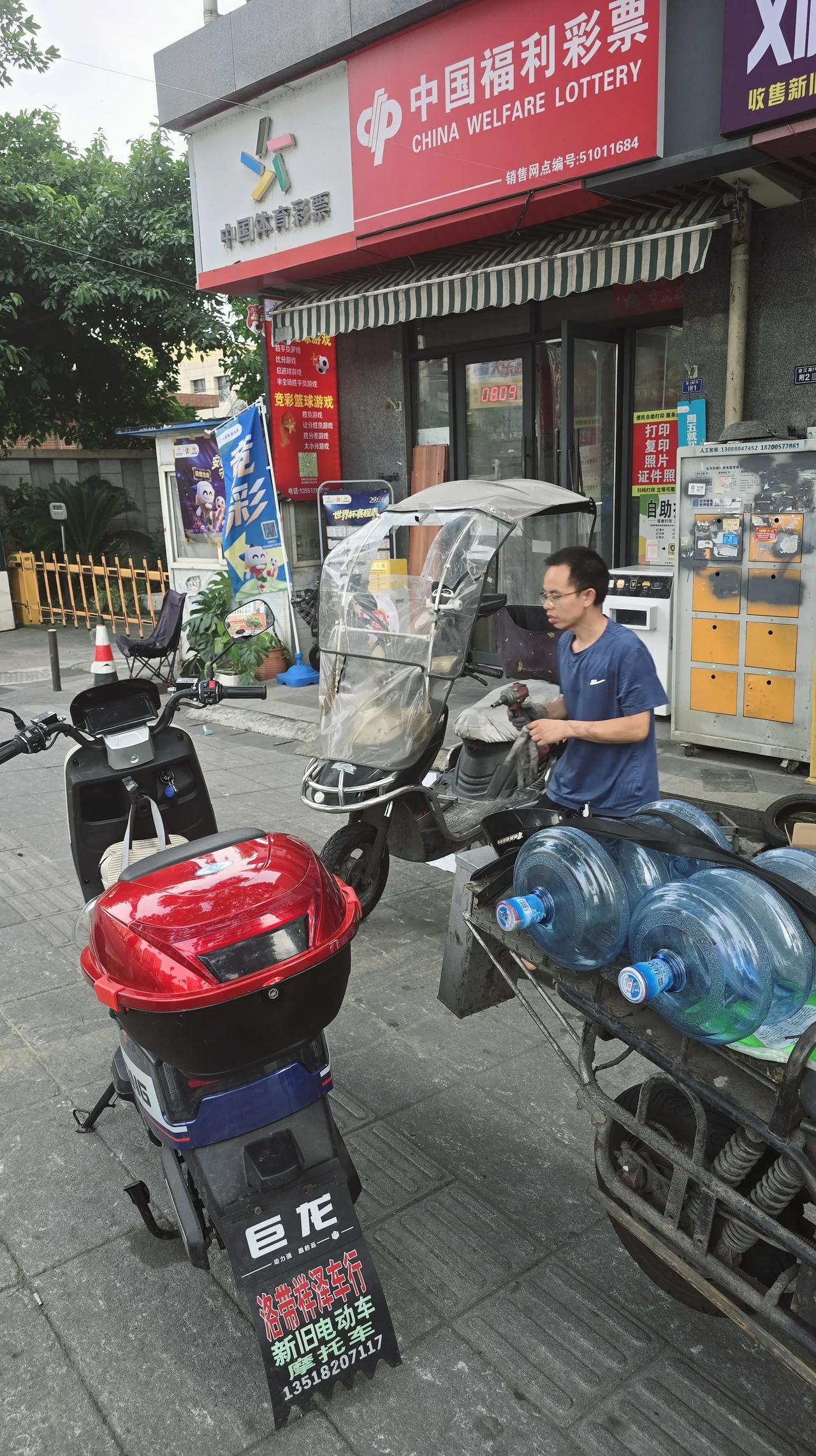 我在新都石油大学上过四年大学，真的觉得新都很一般，地铁晚了郫都快十年，没啥可比的