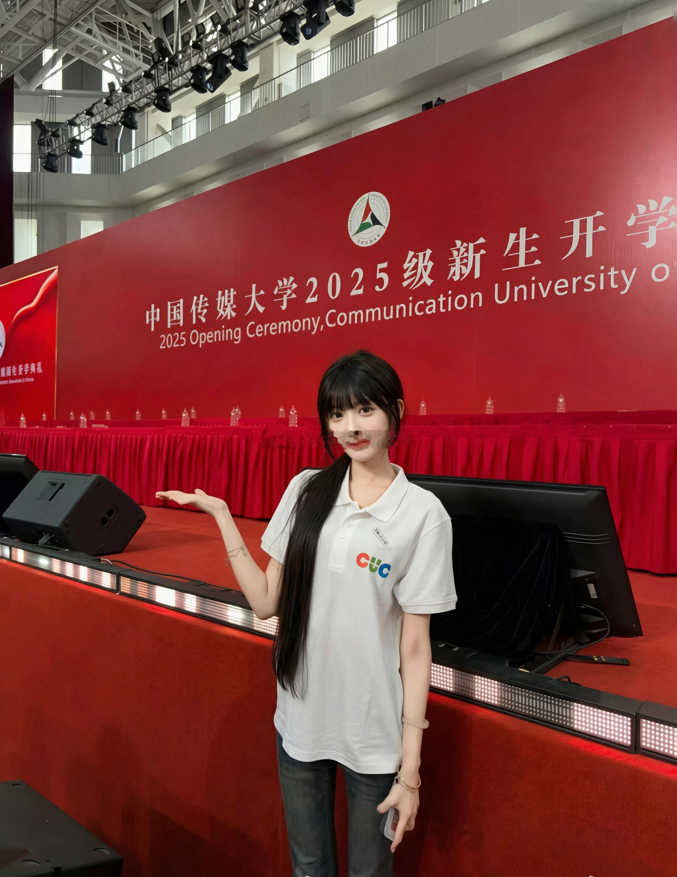 被擦妆 5 次的艺考女生，亮相中传开学典礼 