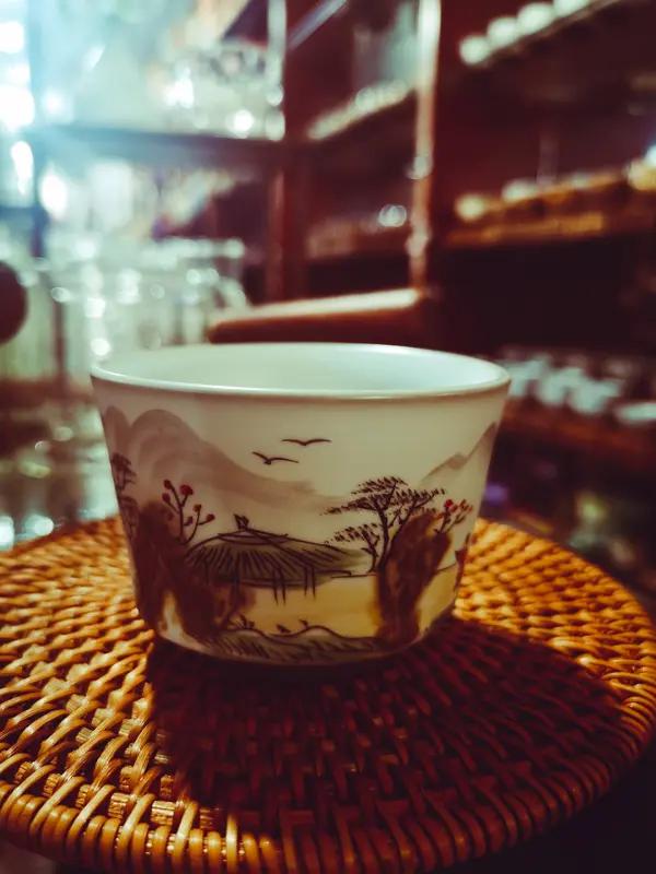 上联:   酒壶壶里全是酒，
下联：茶杯杯中尽是茶。