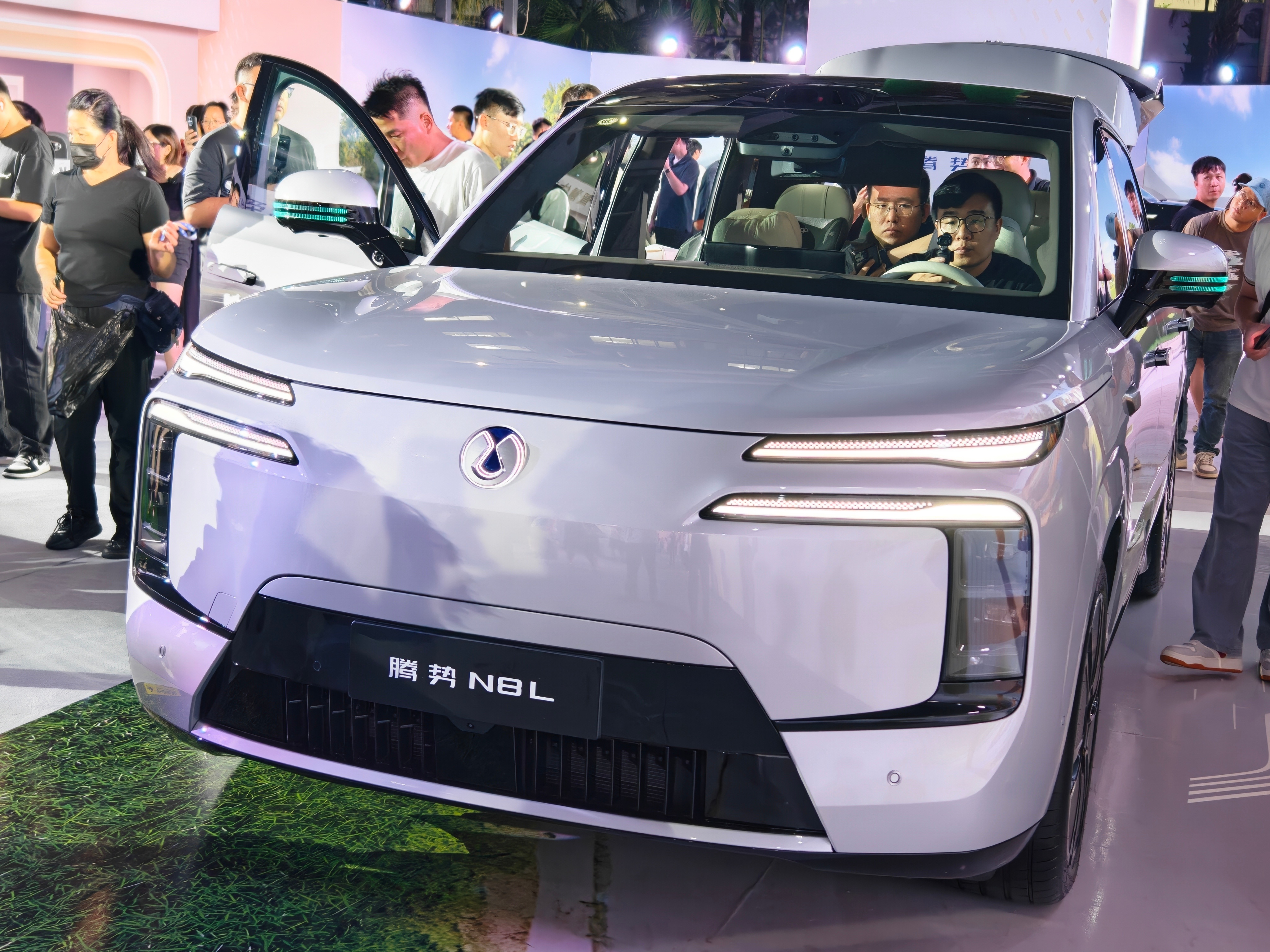家庭大六座豪华 SUV 的又一位重磅选手来了，腾势 N8L。N8L 在空间，舒适