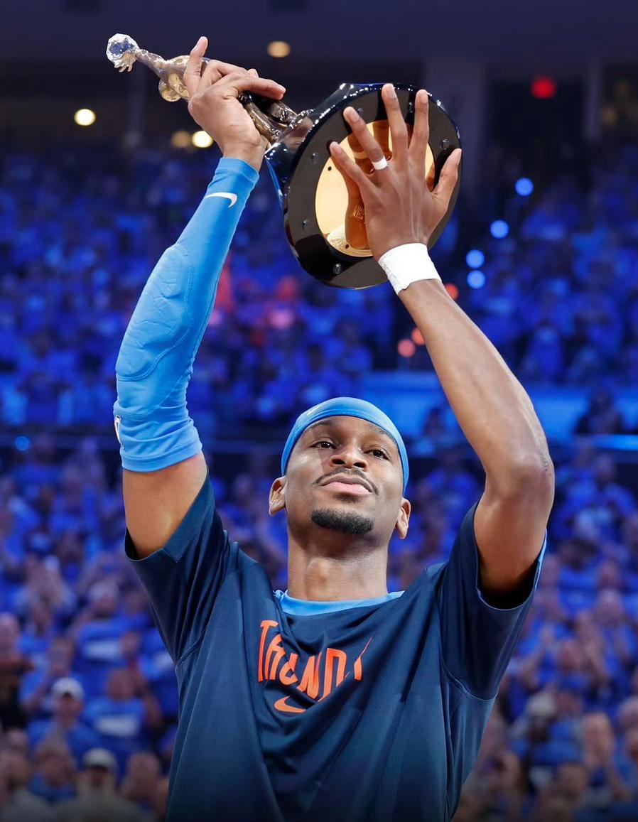 SGA再获MVP！文班：明年必是我的了，哈哈。
他也成为历史上第14位2连MVP
