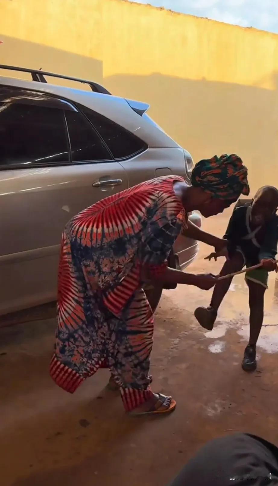 菲利斯母亲用竹条暴打逃学的孩子！一直以为竹笋炒肉是中国传统专利打孩子方式，原来是