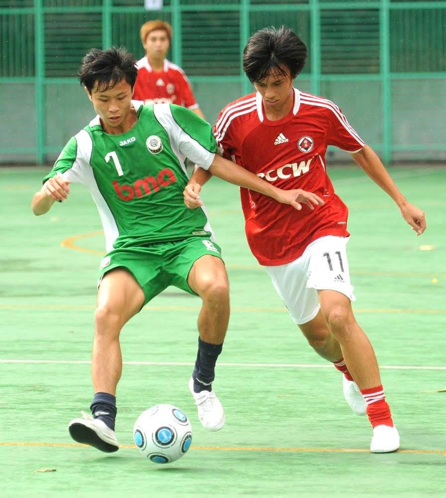 香港特色，石地，白飯魚👟有南華時期嘅梁振邦，公民嘅楊賜麟；後面仲有小型球好波之