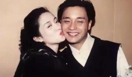 梅艳芳在马来西亚被大哥摔酒瓶，脑袋流血。全场没人敢动。张国荣直接站到她前面，说，