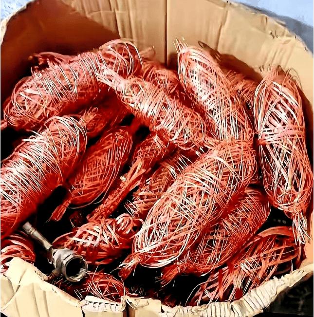 我爷爷辛辛苦苦攒了整整四年的废铜，足有两三百斤。昨天，老爷子满怀期待地拿去售卖，