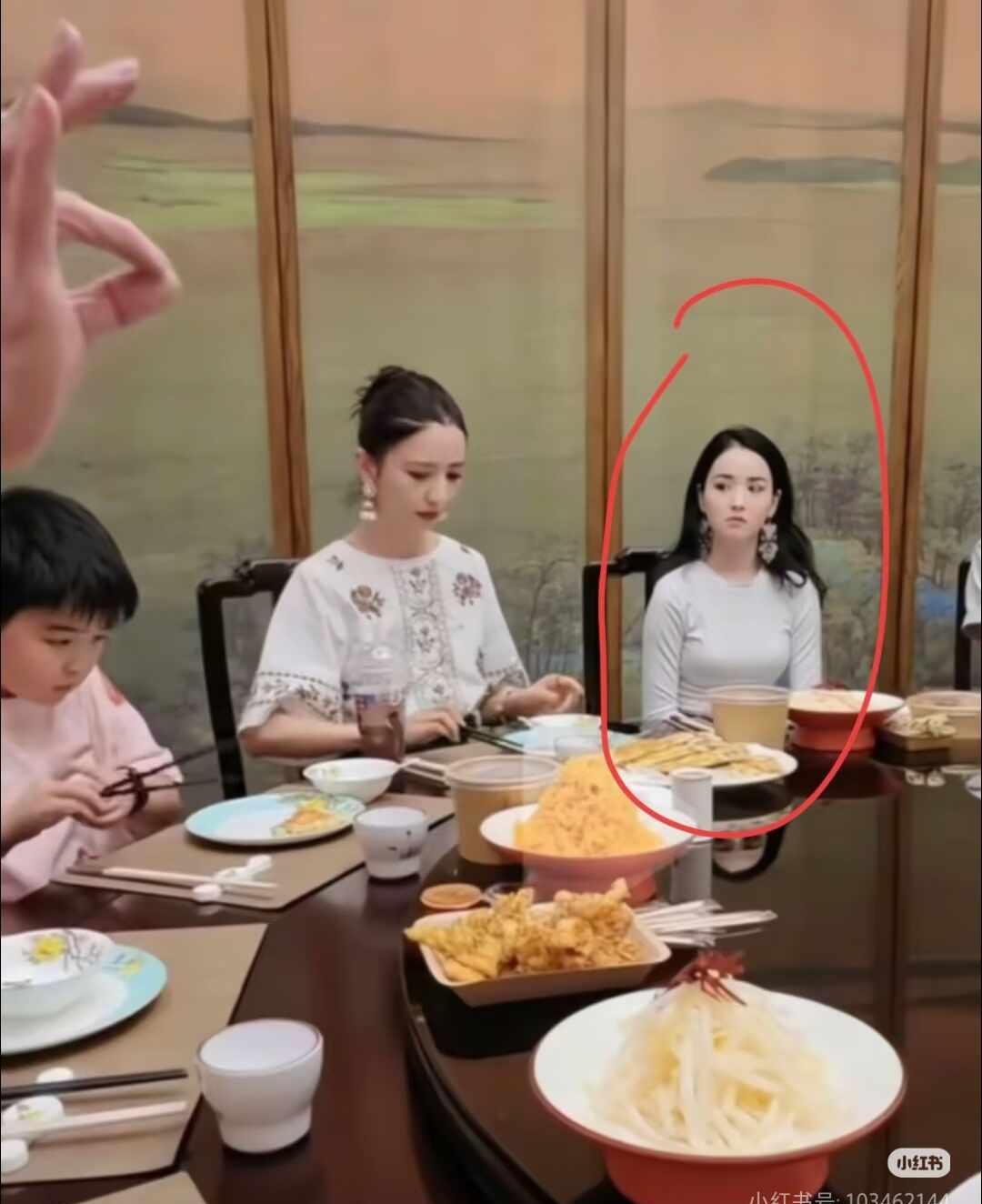 佟丽娅旁边的美女是谁呢？
明星生活的另一面 偶遇明星 明星脸 女演员