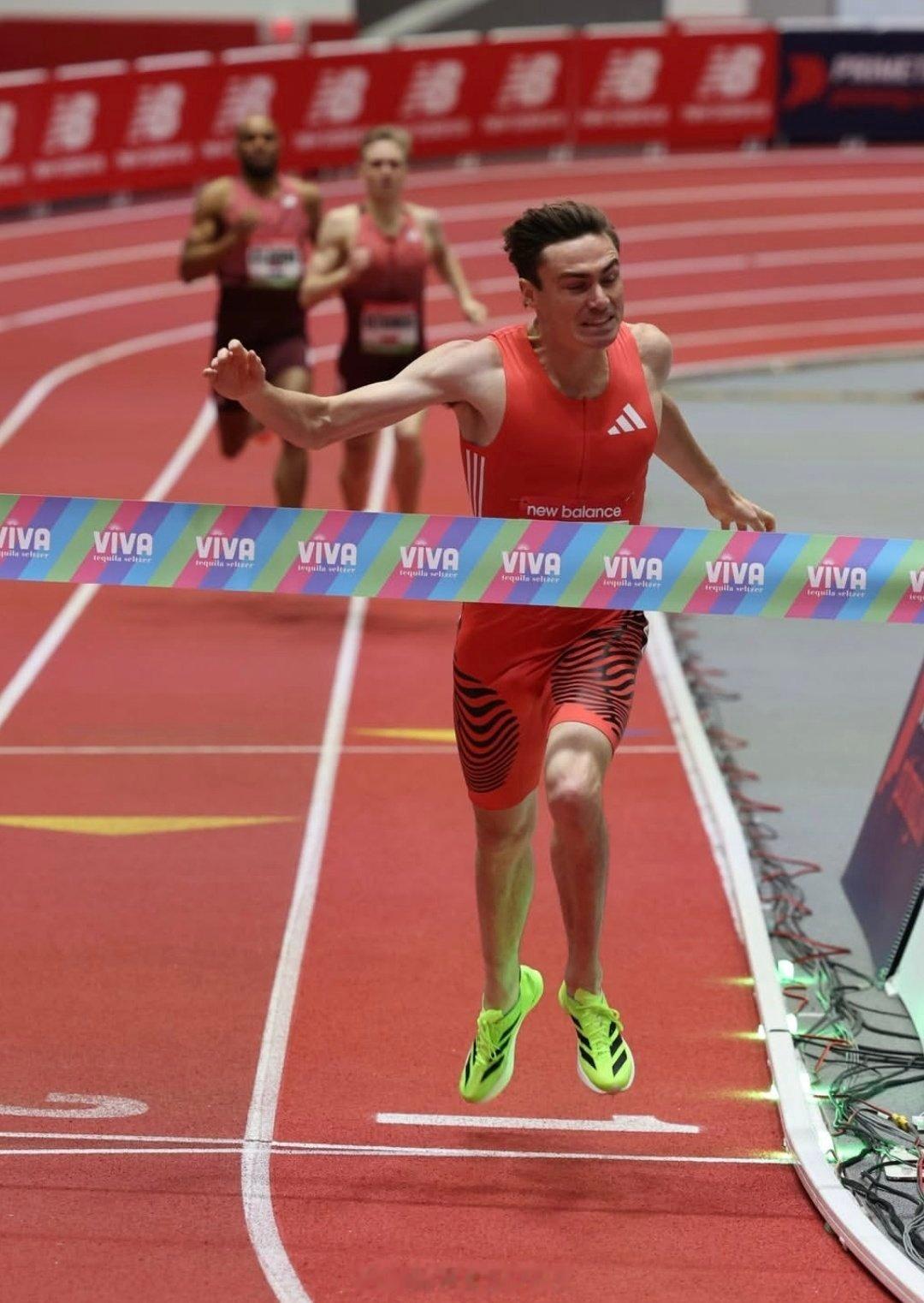 24日室内巡回赛 NB大奖赛压轴战男子800米，🇺🇸约什·霍伊1:42.50