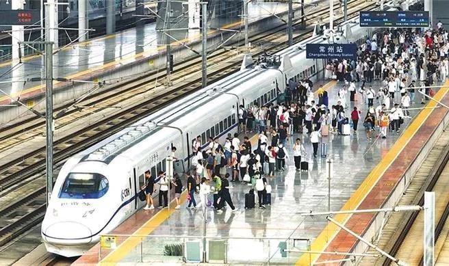 据新华社客户端3日报道，大陆全国铁路将于10月11日起实行新的列车运行图。此次调
