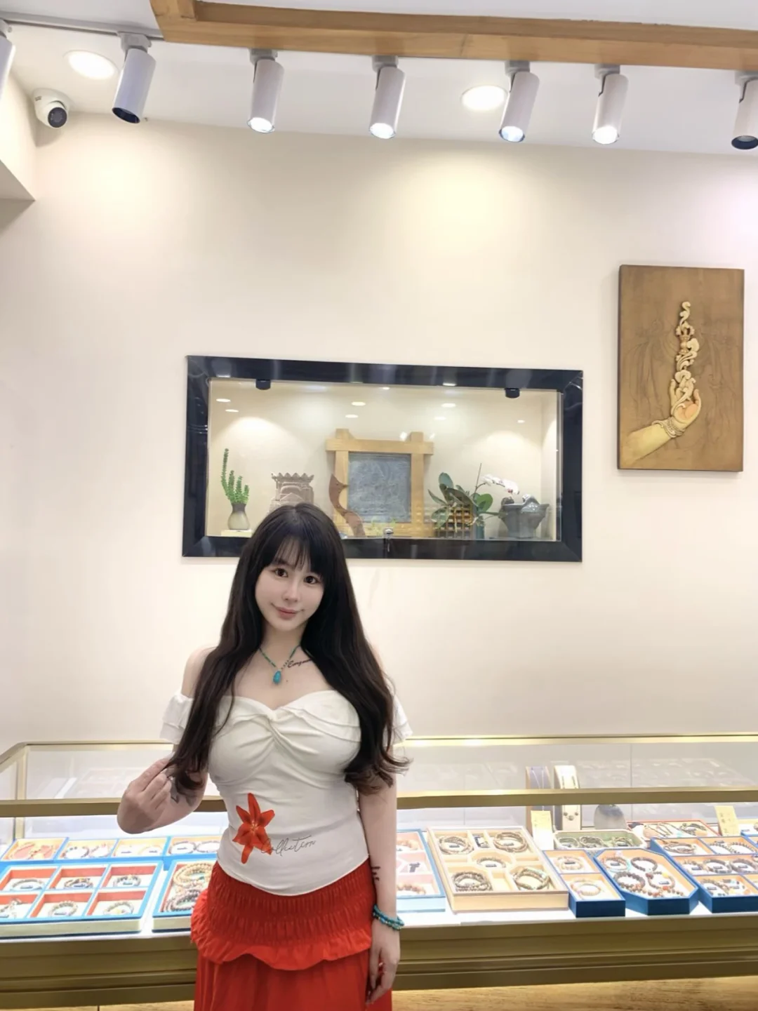 藏在深巷里的信仰美学｜唐卡珠宝太有灵气