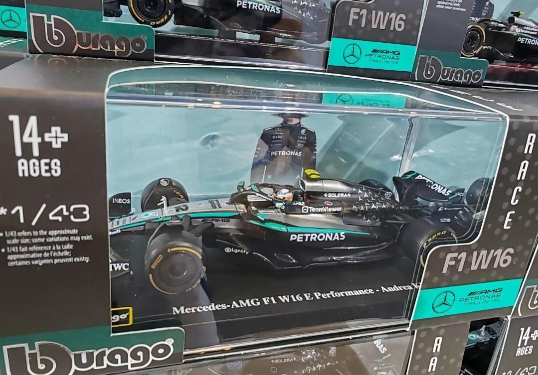 梅赛德斯F1联名车模对于F1爱好者来说，既可以近距离钻研F1赛车的构造，又可以当
