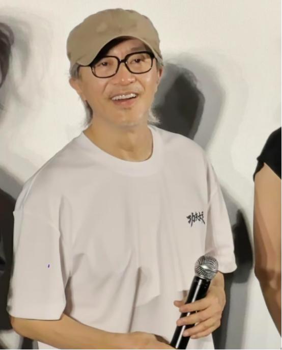 64岁周星驰当场泪崩！杭州路演被徐娇一句粤语祝福整破防！周星驰第一句话问“你妈来