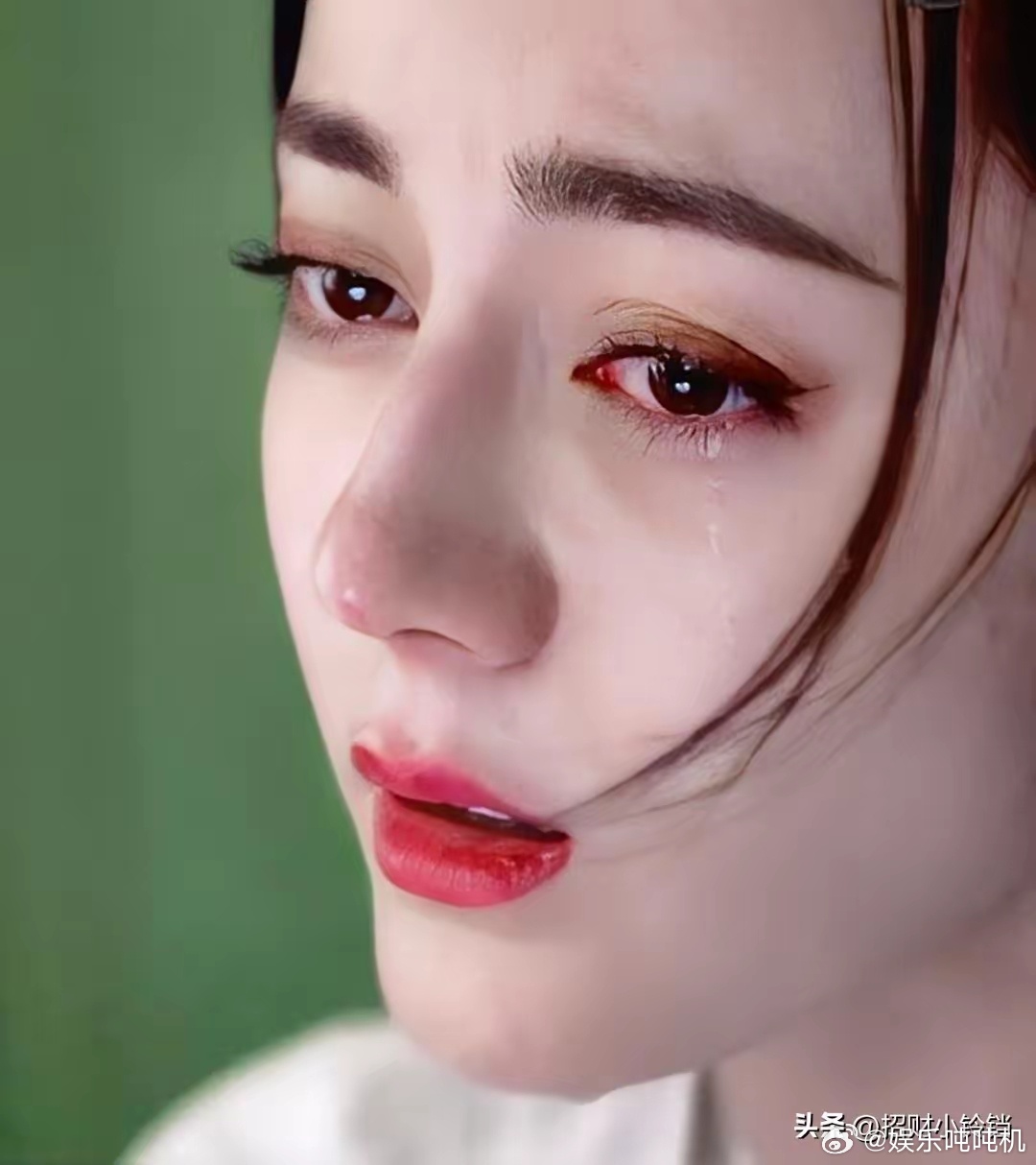 这下好了，现在不止粉丝，路人也都知道了，顶流女明星迪丽热巴却是开年最惨的女明星。