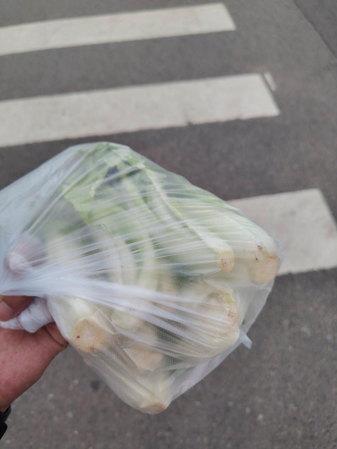下班的路上，看到一个大爷路边蹲着卖菜，还说是自己种的，小伟刚好晚上做饭也没有菜了