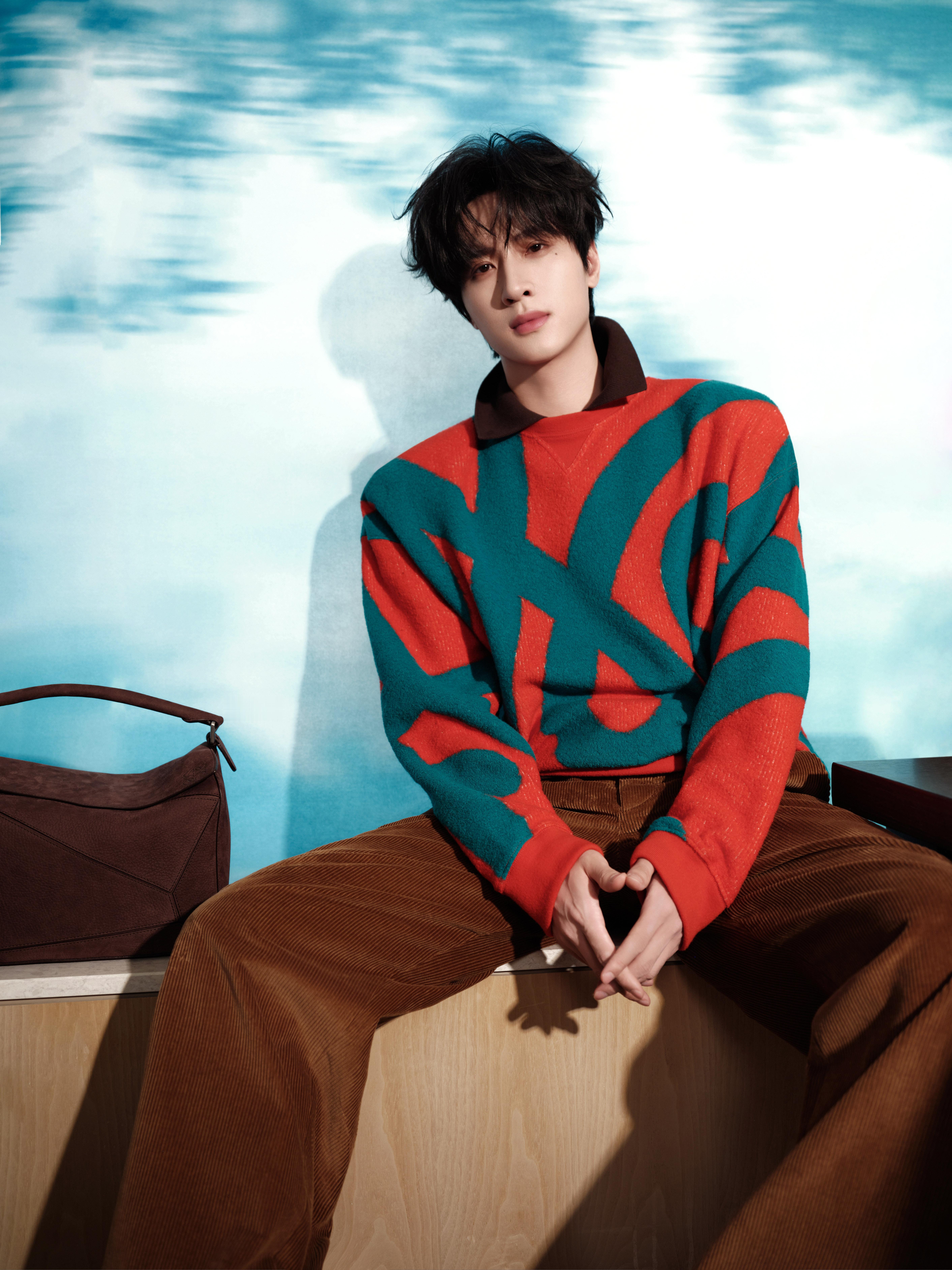 展轩 × LOEWE罗意威盏盏新年灯会活动造型大片，于愚园灯火下，一展耀眼新年，