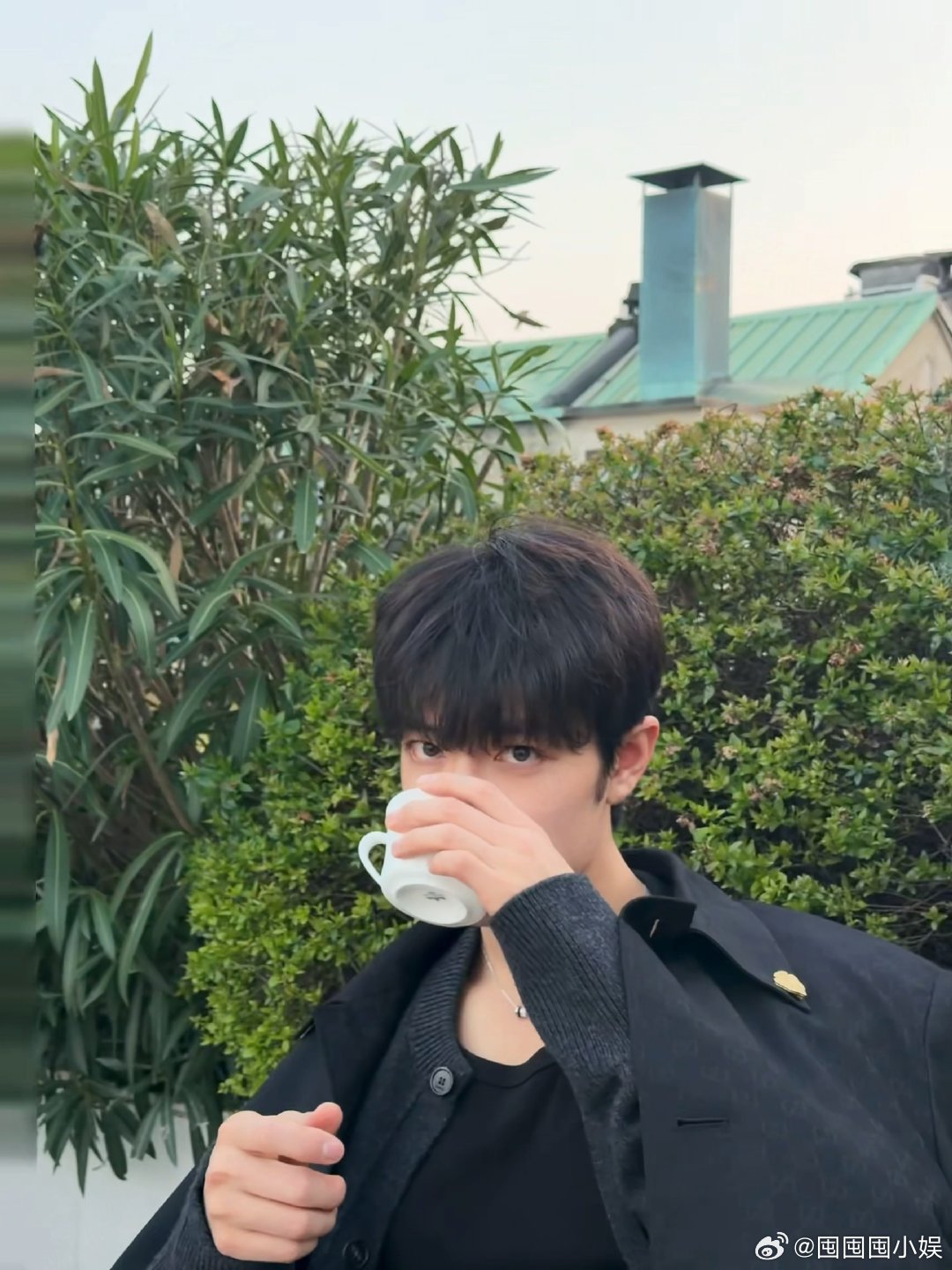 肖战下班live照 肖战下班live照，好贵气的感觉！肖战晒下班喝咖啡